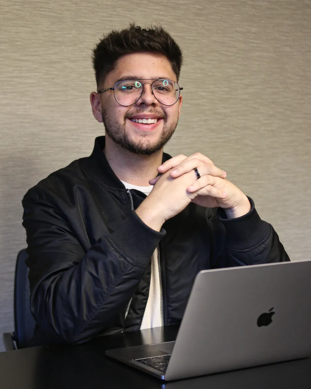 Mario Ortiz Valenzuela, fundador de Automatiza.lo, en su oficina